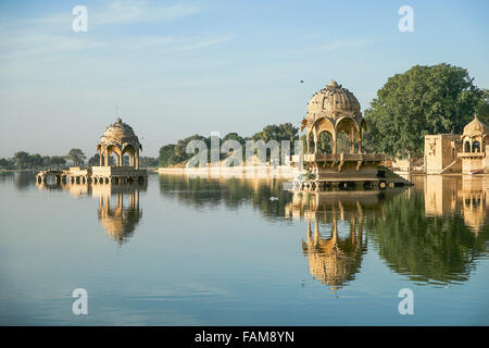 Indische Sehenswürdigkeiten - Gadi Sagar Tempel auf See Gadisar mit Reflexion nach Sonnenaufgang. Der See befindet sich in Jaisalmer, Rajasthan. Stockfoto