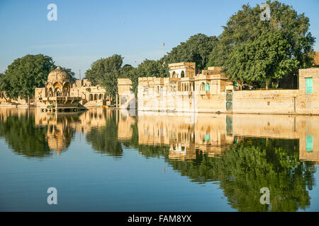 Indische Sehenswürdigkeiten - Gadi Sagar Tempel auf See Gadisar mit Reflexion nach Sonnenaufgang. Der See befindet sich in Jaisalmer, Rajasthan, kein Stockfoto