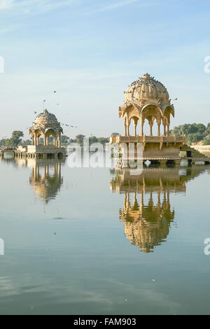 Indische Sehenswürdigkeiten - Gadi Sagar Tempel auf See Gadisar mit Reflexion nach Sonnenaufgang. Der See befindet sich in Jaisalmer, Rajasthan, kein Stockfoto