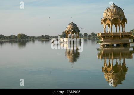 Indische Sehenswürdigkeiten - Gadi Sagar Tempel auf See Gadisar mit Reflexion nach Sonnenaufgang. Der See befindet sich in Jaisalmer, Rajasthan, kein Stockfoto