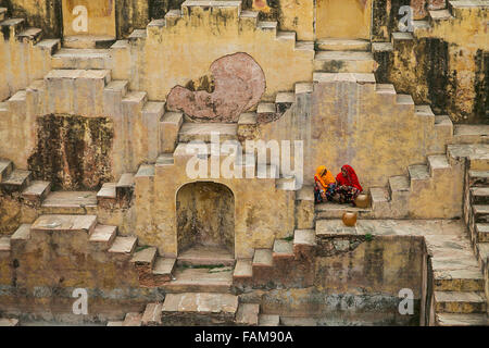 Zwei Frauen sitzen in der Stufenbrunnen Chand Baori, in Jaipur, Indien. Stockfoto