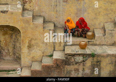 Zwei Frauen sitzen in der Stufenbrunnen Chand Baori, in Jaipur, Indien. Stockfoto