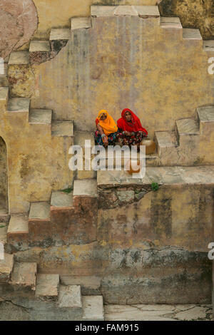 Zwei Frauen sitzen in der Stufenbrunnen Chand Baori, in Jaipur, Indien. Stockfoto