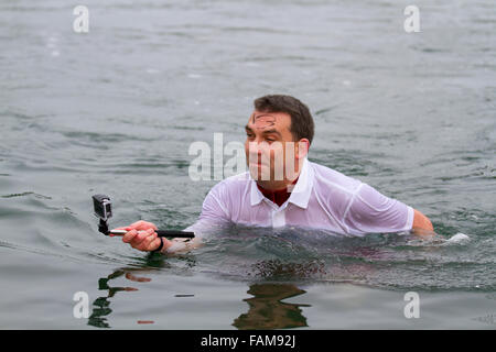 Schwimmen Selfie; Mark Cunnigham bei der Fernley Plunge Event in Marine Lake. Ein ‘Walk & Watch or Run & Plunge’ Neujahrsfest zum Gedenken an die schlimmste Rettungsbootkatastrophe in der Geschichte, die sich vor Birkdales Küste entfaltete, mit 27 Rettungsbootcrew, die ihr Leben verloren. Organisiert von Jonathan Cunningham von Storm Consultancy, der sich für Southport und die beiden großartigen Wohltätigkeitsorganisationen CLF und Independent Lifeboat Trust begeistert. Stockfoto