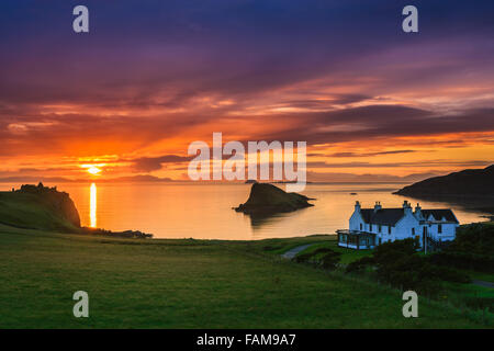 Sonnenuntergang am Duntulm Castle und Duntulm Hotel im westlichen Teil der Insel Skye in Schottland Stockfoto