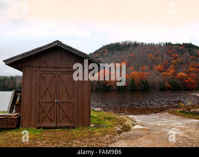 Schuppen Sie am Oxbow Lake in den Adirondack Mountains Stockfoto