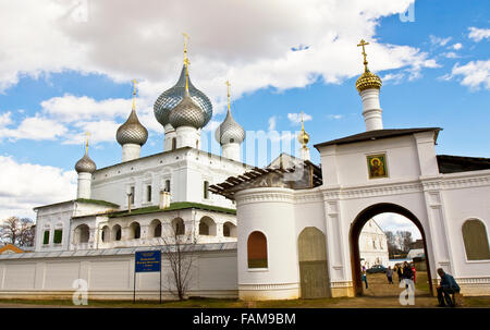 UGLITSCH, Russland - 1. Mai 2013: Orthodoxe Auferstehung Kloster, 1. Mai 2013 in Uglitsch, Russland, Stockfoto