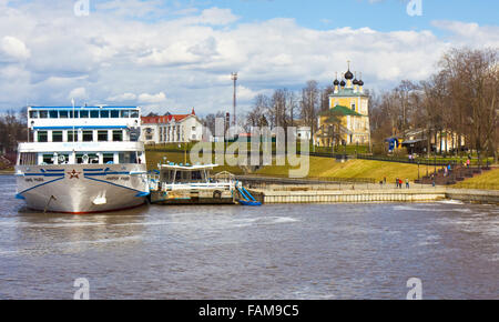 UGLITSCH, Russland - Mai 01: Kreuzfahrtschiff Optionen kommt im Hafen der Stadt Uglitsch auf Wolga und orthodoxe Kirche der Auferstehung Stockfoto