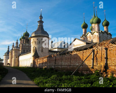 Historische Stadt Rostow in Russland, Kreml (Stadtburg) mit Kathedralen im Inneren. Stockfoto