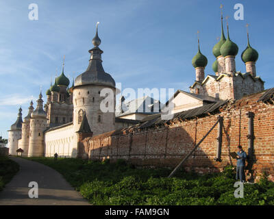 Historische Stadt Rostow in Russland, Kreml (Stadtburg) mit Kathedralen im Inneren. Datum der Aufnahme 07.07.2006. Stockfoto