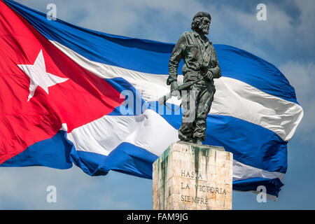Die Bronze Che Guevara der nationalen Flagge Kuba überlagert. Stockfoto