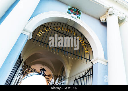 Hull Trinity House Eingang Tor Wappen Namen Kingston upon Hull UK England Stockfoto