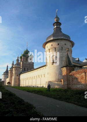 Historische Stadt Rostow in Russland, Kreml (Stadtburg) mit Kathedralen im Inneren. Aufgezeichnete 07.07.2006. Stockfoto