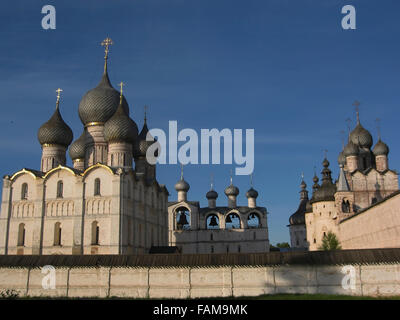 Historische Stadt Rostow in Russland, Kreml (Stadtburg) mit Kathedralen im Inneren. Aufgezeichnete 07.07.2006. Stockfoto