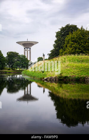 Bild von einem Wasserturm durch einen Fluss. Landskrona, Schweden. Stockfoto