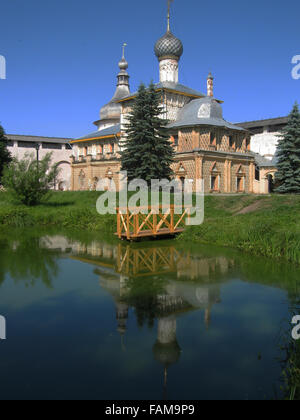 Berühmte historische Stadt Rostow in Russland, orthodoxe Kirche in Kreml (Stadtburg) mit Spiegelung im Wasser des Teiches. Stockfoto