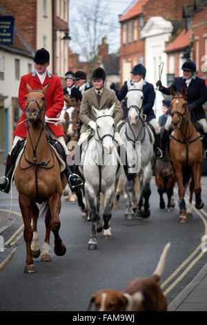 Newark-On-Trent, England. 1. Januar 2015. Großer Andrang am Neujahr Morgen für die jährliche South Notts herausstellte jagen treffen. Sie versammelten sich in Newarks Marktplatz vor Fahrtantritt Nottinghamshire Landschaft. Ein einsamer Demonstrant mit Plakat besuchte "Laurence Goff' inszenierte er einen friedlichen Protest. Stockfoto