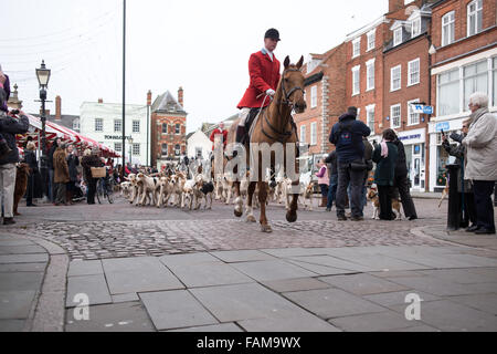 Newark-On-Trent, England. 1. Januar 2015. Großer Andrang am Neujahr Morgen für die jährliche South Notts herausstellte jagen treffen. Sie versammelten sich in Newarks Marktplatz vor Fahrtantritt Nottinghamshire Landschaft. Ein einsamer Demonstrant mit Plakat besuchte "Laurence Goff' inszenierte er einen friedlichen Protest. Bildnachweis: Ian Francis/Alamy Live-Nachrichten Stockfoto