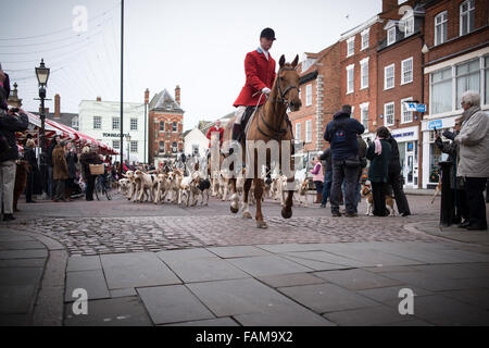 Newark-On-Trent, England. 1. Januar 2015. Großer Andrang am Neujahr Morgen für die jährliche South Notts herausstellte jagen treffen. Sie versammelten sich in Newarks Marktplatz vor Fahrtantritt Nottinghamshire Landschaft. Ein einsamer Demonstrant mit Plakat besuchte "Laurence Goff' inszenierte er einen friedlichen Protest. Bildnachweis: Ian Francis/Alamy Live-Nachrichten Stockfoto