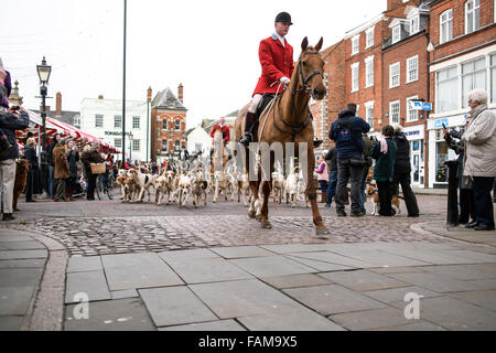 Newark-On-Trent, England. 1. Januar 2015. Großer Andrang am Neujahr Morgen für die jährliche South Notts herausstellte jagen treffen. Sie versammelten sich in Newarks Marktplatz vor Fahrtantritt Nottinghamshire Landschaft. Ein einsamer Demonstrant mit Plakat besuchte "Laurence Goff' inszenierte er einen friedlichen Protest. Bildnachweis: Ian Francis/Alamy Live-Nachrichten Stockfoto