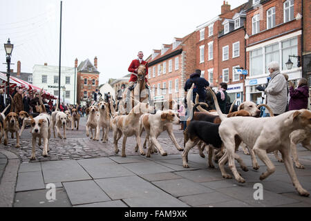 Newark-On-Trent, England. 1. Januar 2015. Großer Andrang am Neujahr Morgen für die jährliche South Notts herausstellte jagen treffen. Sie versammelten sich in Newarks Marktplatz vor Fahrtantritt Nottinghamshire Landschaft. Ein einsamer Demonstrant mit Plakat besuchte "Laurence Goff' inszenierte er einen friedlichen Protest. Bildnachweis: Ian Francis/Alamy Live-Nachrichten Stockfoto