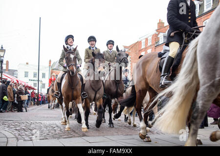 Newark-On-Trent, England. 1. Januar 2015. Großer Andrang am Neujahr Morgen für die jährliche South Notts herausstellte jagen treffen. Sie versammelten sich in Newarks Marktplatz vor Fahrtantritt Nottinghamshire Landschaft. Ein einsamer Demonstrant mit Plakat besuchte "Laurence Goff' inszenierte er einen friedlichen Protest. Bildnachweis: Ian Francis/Alamy Live-Nachrichten Stockfoto