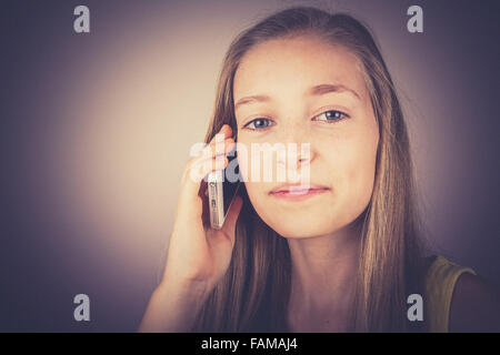 Teenager-Mädchen Porträt telefonierte, Korn-Effekt, Vintage, alte Mode Stockfoto