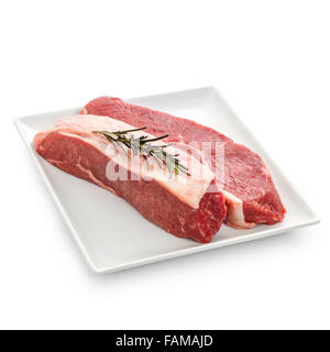 Frische Rump Steaks mit Rosmarin Zweig isoliert auf Platte, Ansicht von oben Stockfoto