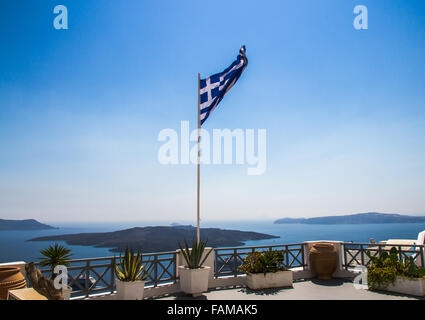 Griechische Flagge auf der Aussichtsplattform in Santorini, Griechenland, horizontale winken Stockfoto