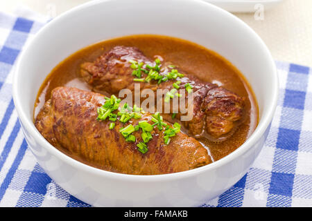 Zwei Rouladen Rind in Schüssel mit Sauce, Nahaufnahme, soft-Fokus Stockfoto