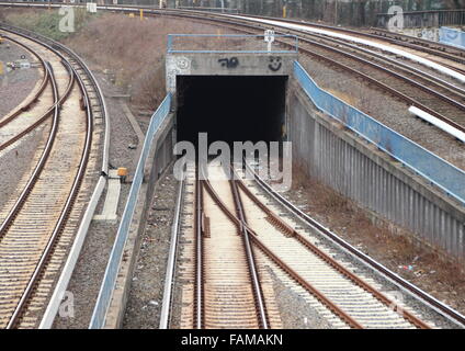 Schwarzen unbekannten Eisenbahntunnel mit Tracks und sich kreuzenden Linien Stockfoto