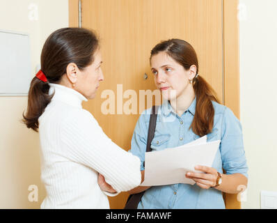 Weibliche Sammler wird versuchen, die Schulden von Frau zu Hause Stockfoto