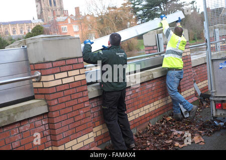 Umweltagentur Mitarbeiter Montage Flut Hindernisse entlang des Flusses Wye in Hereford UK Stockfoto