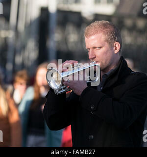 Ein strassenmusikant Musiker spielen auf dem Kornett auf der Straße. Stockfoto