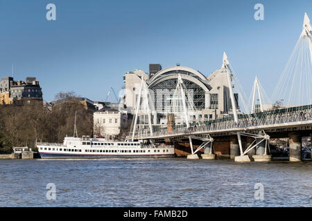 Hungerford Bridge an der Themse, gesehen von der South Bank in London. Stockfoto