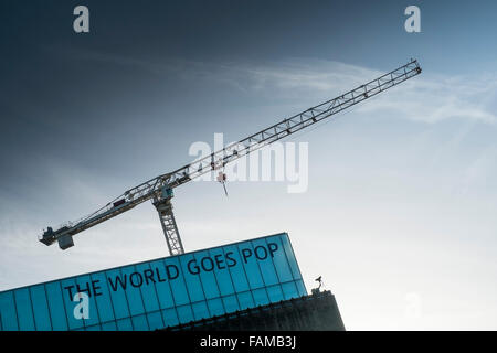 Ein Kran ragt über die Tate Modern Galerie auf der South Bank in London. Stockfoto