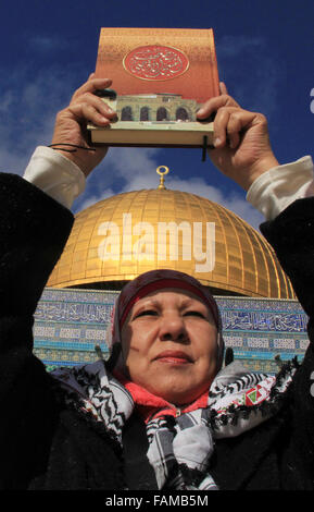 Jerusalem, Jerusalem, Palästina. 1. Januar 2016. Eine palästinensische muslimische Frau hält eine Heilige Koran vor der Kuppel der Rock Moschee nach Freitagsgebet in al-Aqsa-Moschee, drittheiligste Stätte im Islam, in der Jerusalemer Altstadt am 1. Januar 2016 © Mahfouz Abu Türke/APA Bilder/ZUMA Draht/Alamy Live News Stockfoto