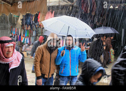 Jerusalem, Jerusalem, Palästina. 1. Januar 2016. Palästinensische muslimische Gläubige gehen zur Straße während eines regnerischen Tages nach Freitagsgebet in al-Aqsa-Moschee, drittheiligste Stätte im Islam, in der Jerusalemer Altstadt am 1. Januar 2016 © Mahfouz Abu Türke/APA Bilder/ZUMA Draht/Alamy Live News Stockfoto