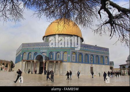 Jerusalem, Jerusalem, Palästina. 1. Januar 2016. Palästinensische muslimische Gläubige gehen vor der Kuppel der Rock Moschee nach Freitagsgebet in al-Aqsa-Moschee, drittheiligste Stätte im Islam, in der Jerusalemer Altstadt am 1. Januar 2016 © Mahfouz Abu Türke/APA Bilder/ZUMA Draht/Alamy Live News Stockfoto