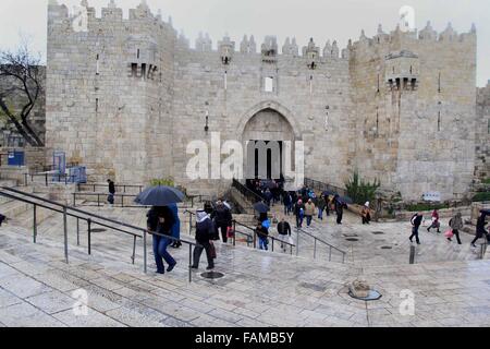 Jerusalem, Jerusalem, Palästina. 1. Januar 2016. Palästinensische muslimische Gläubige gehen vor dem Damaskus-Tor nach Freitagsgebet in al-Aqsa-Moschee, drittheiligste Stätte im Islam, in der Jerusalemer Altstadt am 1. Januar 2016 © Mahfouz Abu Türke/APA Bilder/ZUMA Draht/Alamy Live News Stockfoto