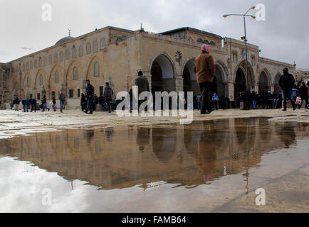 Jerusalem, Jerusalem, Palästina. 1. Januar 2016. Palästinensische muslimische Gläubige gehen vor al-Aqsa Moschee Verbindung nach Freitagsgebet in al-Aqsa-Moschee, drittheiligste Stätte im Islam, in der Jerusalemer Altstadt am 1. Januar 2016 © Mahfouz Abu Türke/APA Bilder/ZUMA Draht/Alamy Live News Stockfoto