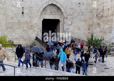 Jerusalem, Jerusalem, Palästina. 1. Januar 2016. Palästinensische muslimische Gläubige gehen vor dem Damaskus-Tor nach Freitagsgebet in al-Aqsa-Moschee, drittheiligste Stätte im Islam, in der Jerusalemer Altstadt am 1. Januar 2016 © Mahfouz Abu Türke/APA Bilder/ZUMA Draht/Alamy Live News Stockfoto