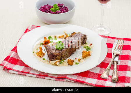 Gegrilltes Rumpsteak mit Pfifferlingen und Rahmsauce Stockfoto