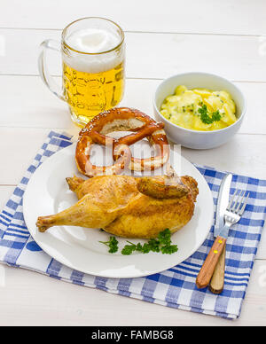 Die Hälfte gebratenes Huhn, Bier, Brezel und Kartoffelsalat, Oktoberfest Mittagessen Stockfoto