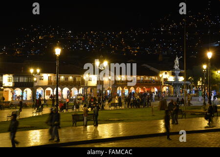 Der Plaza de Armas in der Nacht in der Stadt Cusco, Peru Stockfoto