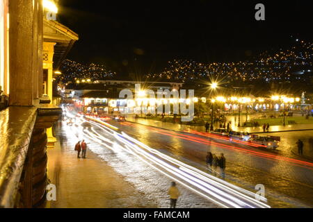 Die Straße und Plaza de Armas, gesehen vom zweiten Stock Balkon während der Nacht in der Stadt Cusco, Peru Stockfoto