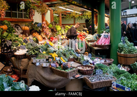 Frisches Obst und Gemüse zum Verkauf in Borough Market in London. Stockfoto