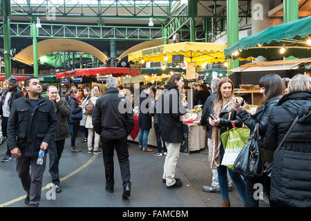 Käufer und Touristen in Borough Market in London. Stockfoto