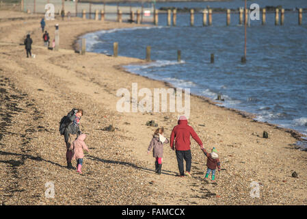 Eine Familie, zu Fuß entlang der East Beach in Shoeburyness, Essex, England. Stockfoto