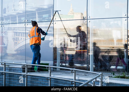 Glasreiniger bei der Arbeit - ein Arbeitnehmer, der Reinigung der Fenster von Blackfriars Station an der South Bank in London. Stockfoto